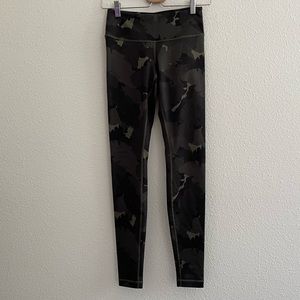 Lululemon Green Camo 31” long inseam Legging Sz 4 Wunder Under camouflage